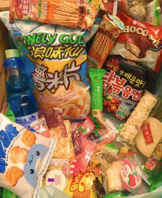 100Pcs Asian Snacks Box- Japanese Korean Chinese Snack,Candy,Mochi